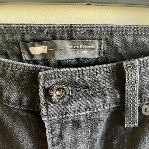 Levi's Flatters and Flaunts‎ Black Skinny Jeans Womens Size 6M W28 x L32 Pants - Picture 4 of 9